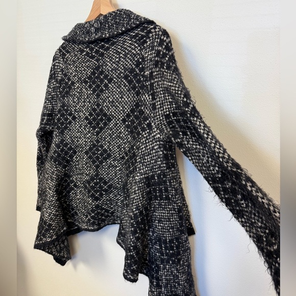 BCBGMaxAzria Gray & Black Geometric Boho Long Sleeve Cardigan Sweater Pockets L - Picture 12 of 12